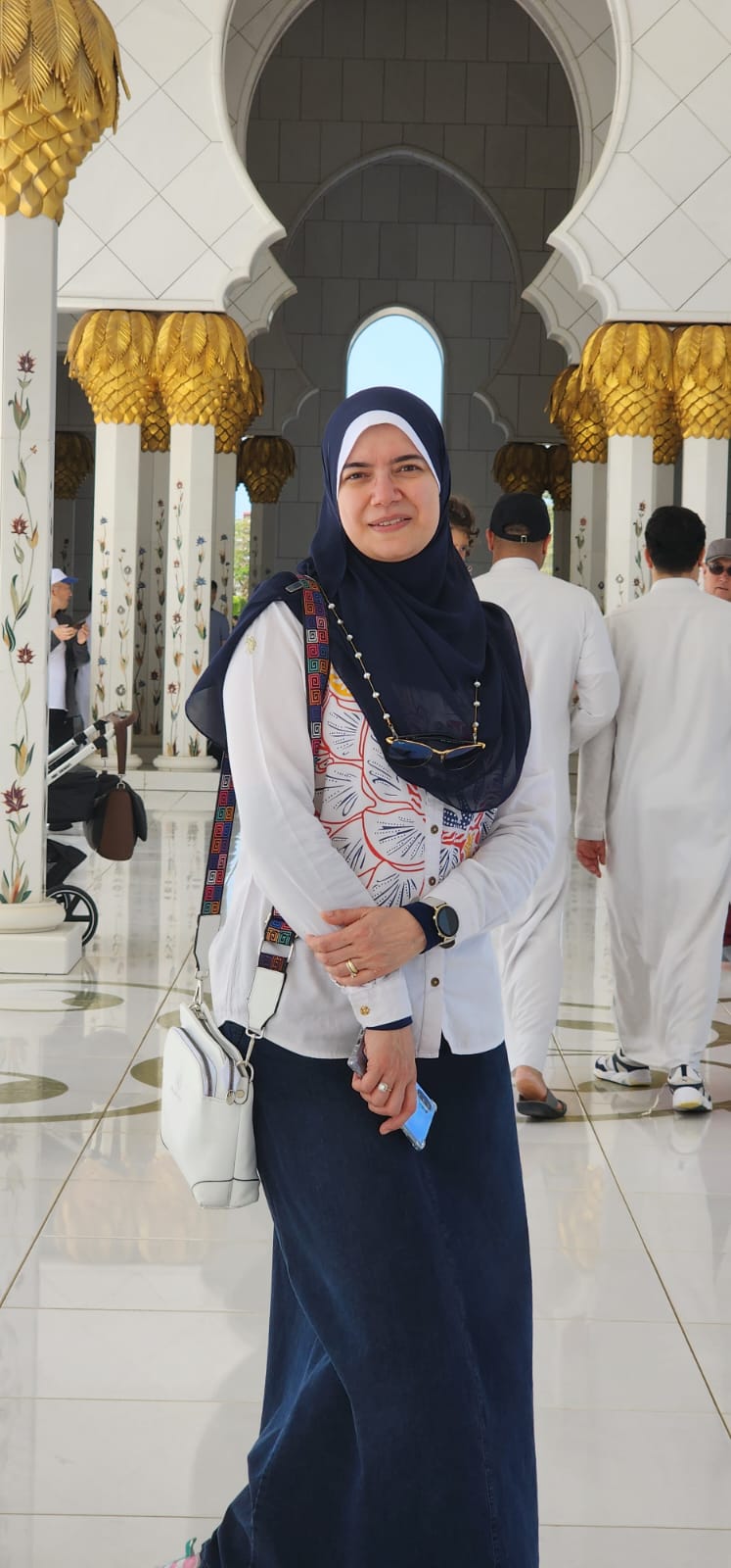 الأستاذة منار محمود داخل جامع الشيخ زايد الكبير