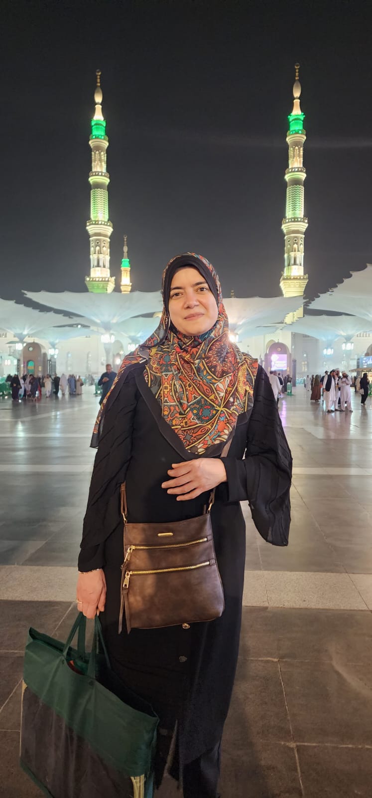 الأستاذة منار محمود في ساحة المسجد النبوي بالمدينة المنورة ليلًا
