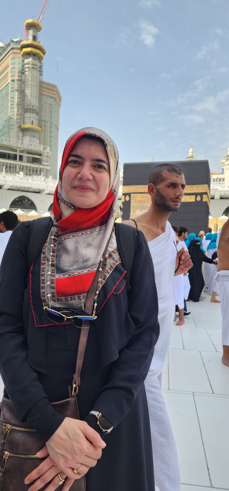 الأستاذة منار محمود أمام الكعبة المشرفة في مكة المكرمة